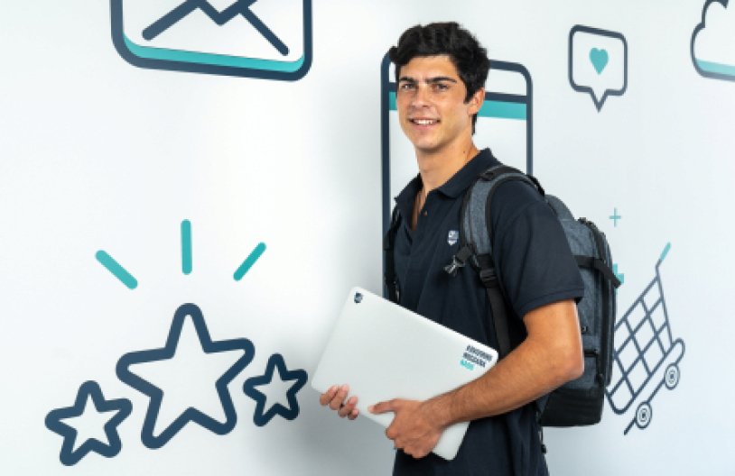 Estudiante de Medac con portatil